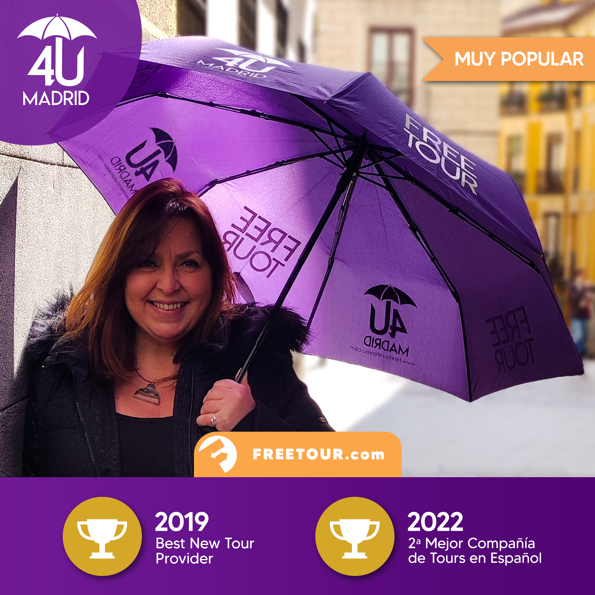 Guía de 4U Madrid con el paraguas morado en una calle de Madrid