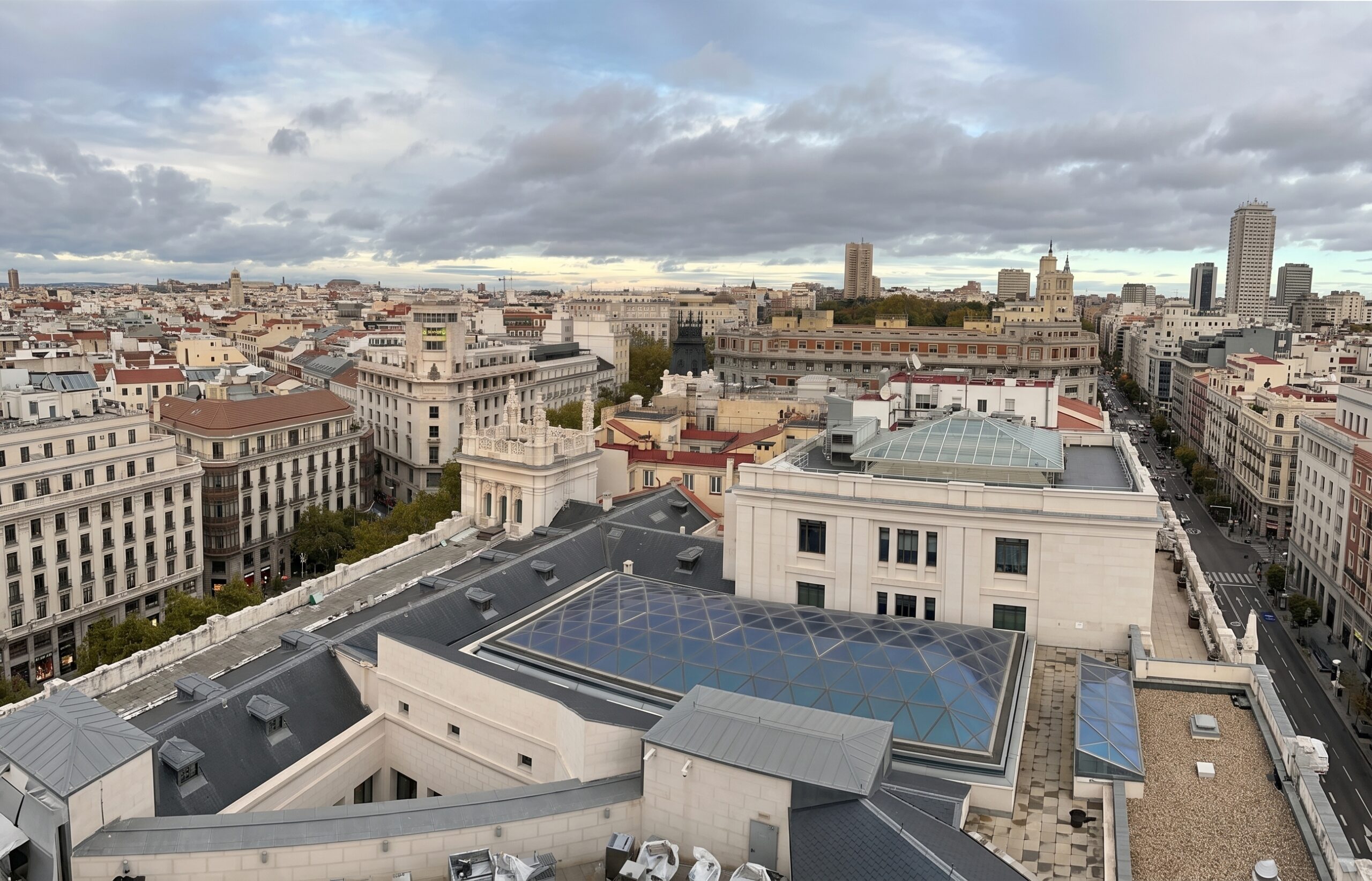 Los tejados de Madrid hacia la calle de Alcala vistos desde el mirador de Cibeles