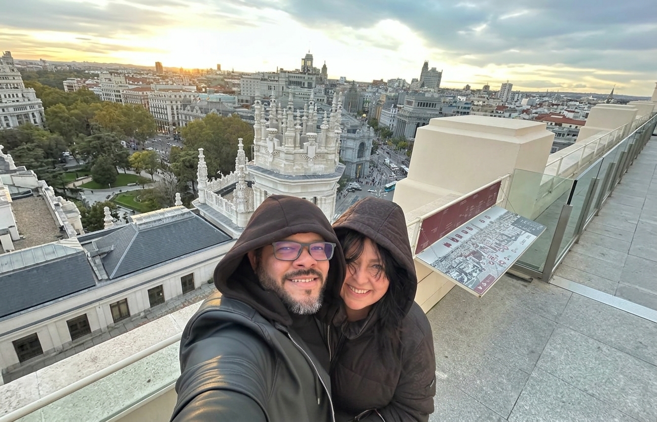 Leonardo y Patricia, guias de 4U Madrid, en la terraza del mirador de Cibeles
