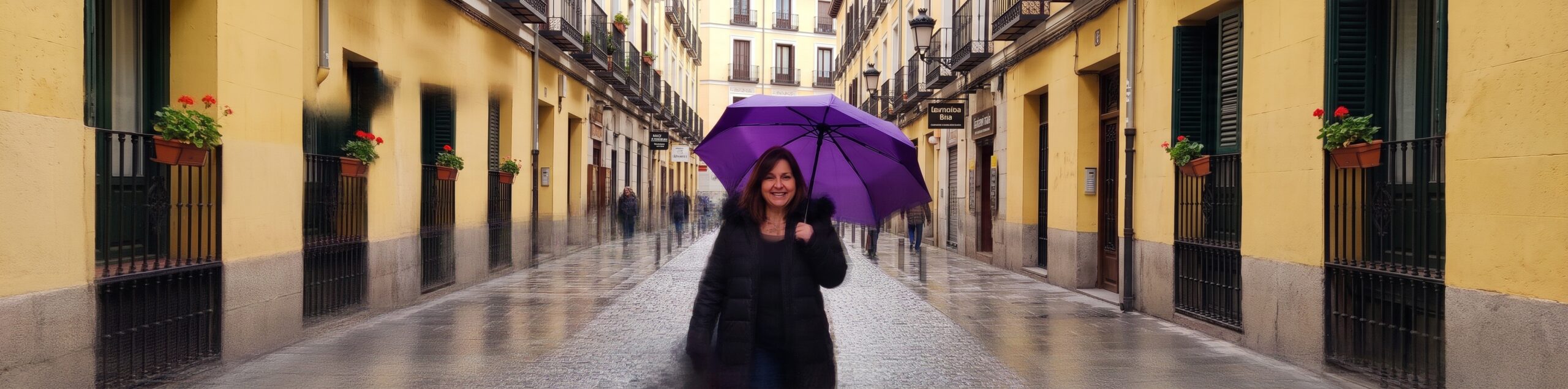 Guia de 4U Madrid con el paraguas morado en una calle del centro de Madrid en un dia de lluvia