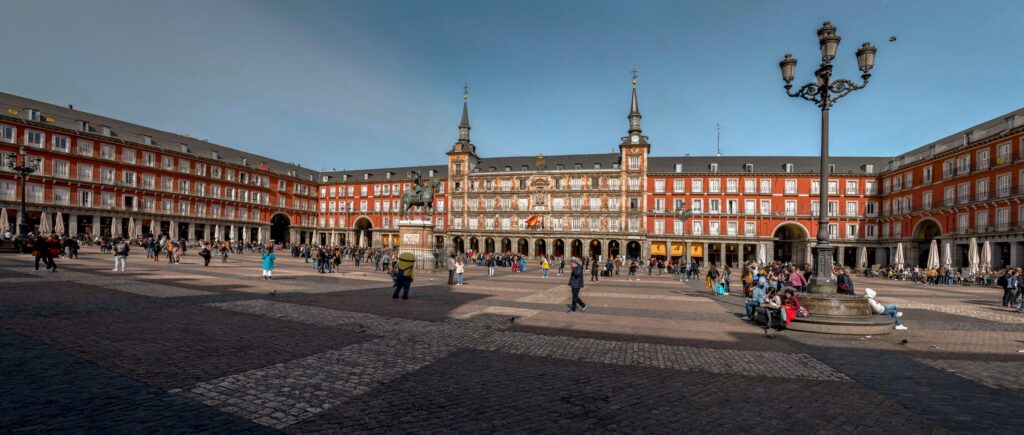 Panoramica de la Plaza Mayor de Madrid con la estatua de Felipe III