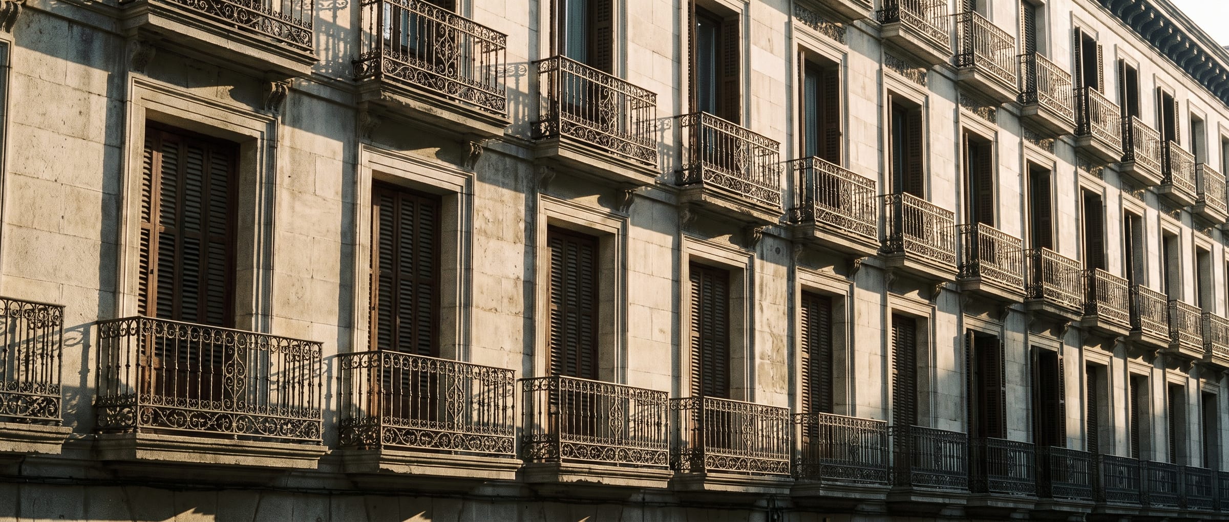 Balcones de hierro forjado en una fachada del centro de Madrid