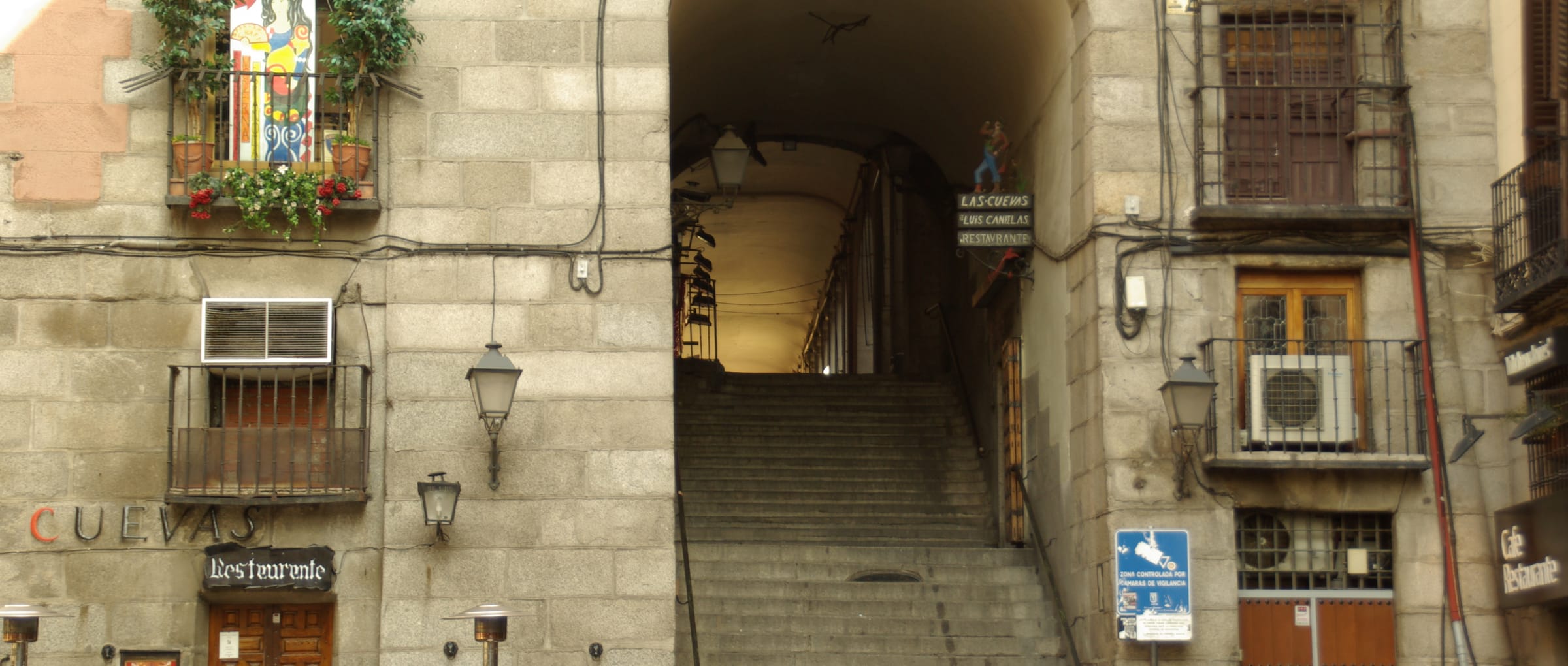 El Arco de Cuchilleros y sus escaleras, en el casco antiguo de Madrid