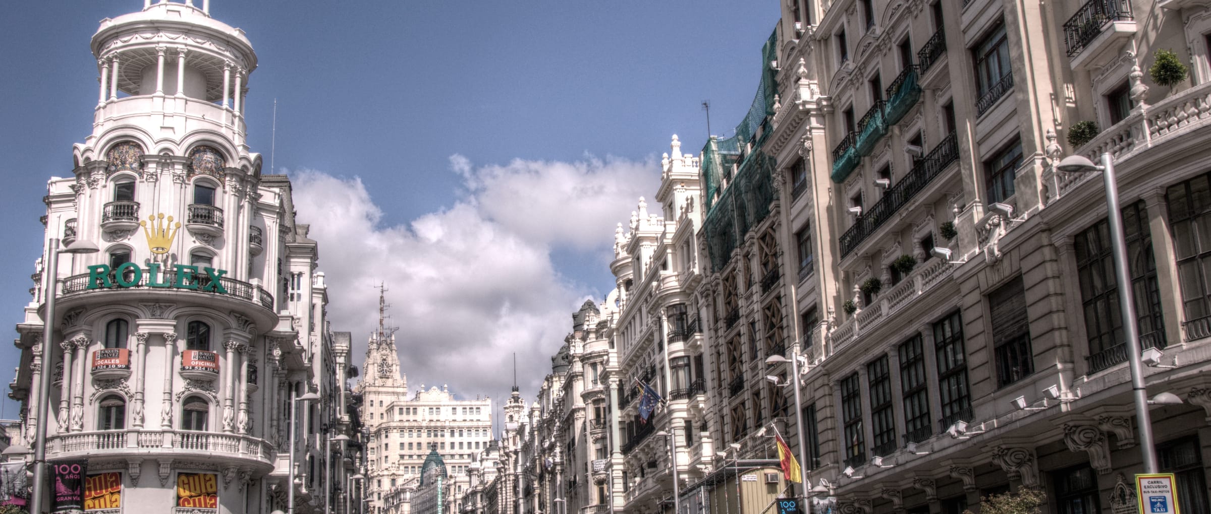 La Gran Via de Madrid con el edificio Metropolis al fondo