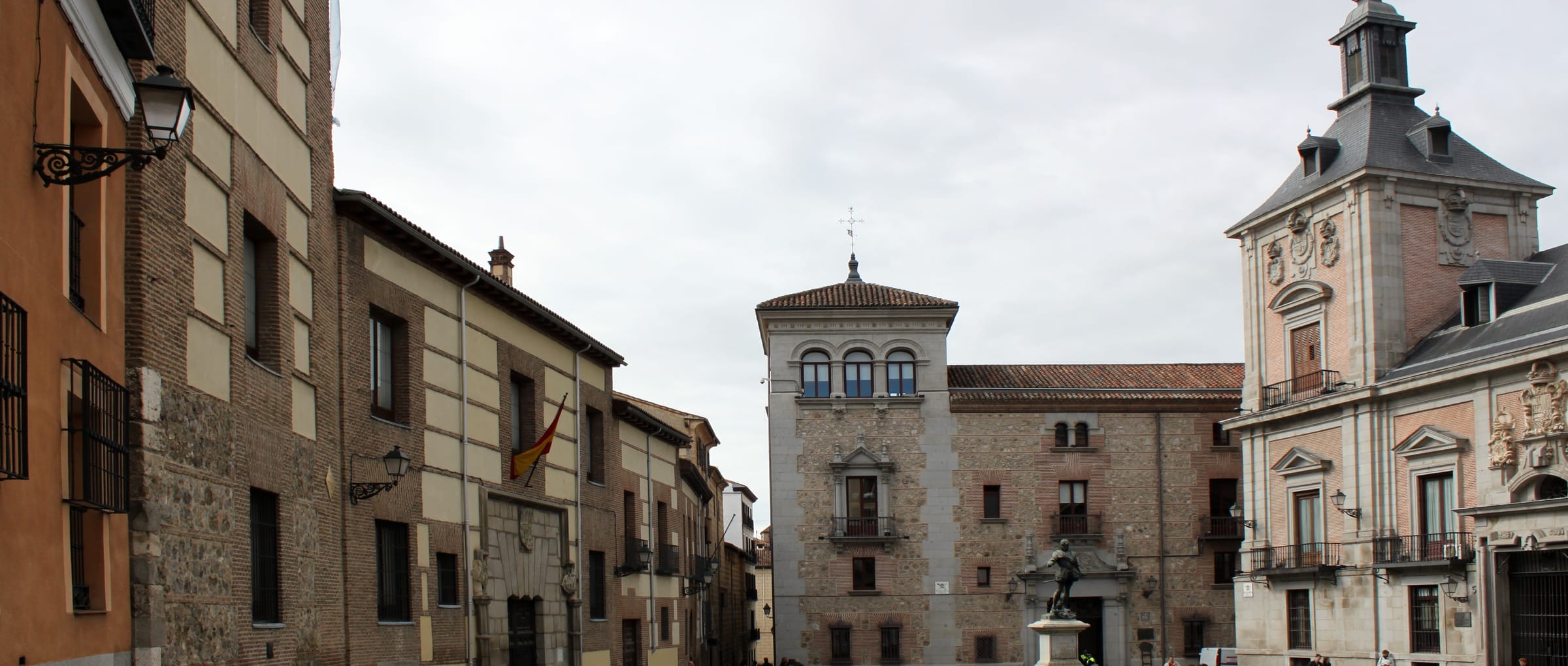 La Plaza de la Villa de Madrid con la Casa de la Villa y la Torre de los Lujanes