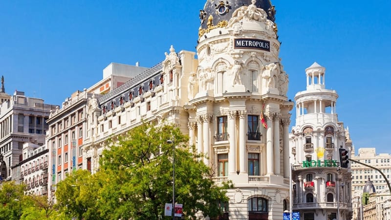 El edificio Metropolis en el arranque de la Gran Via de Madrid