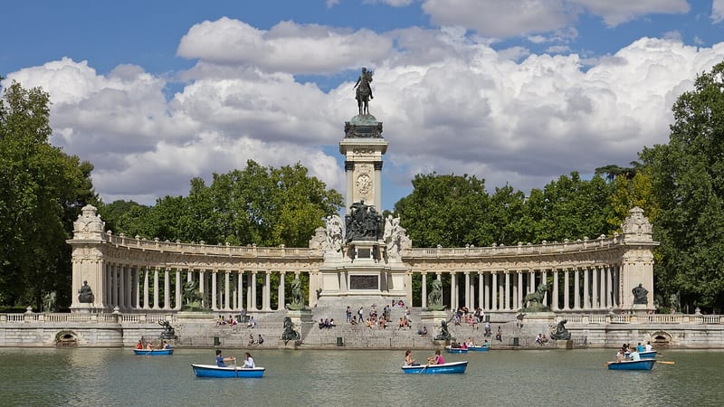 El monumento a Alfonso XII y el estanque del Parque del Retiro