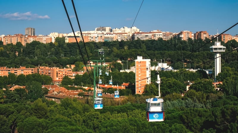 Las cabinas del teleferico sobre los arboles de la Casa de Campo