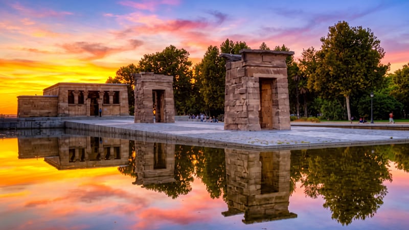 El Templo de Debod reflejado en su estanque al atardecer