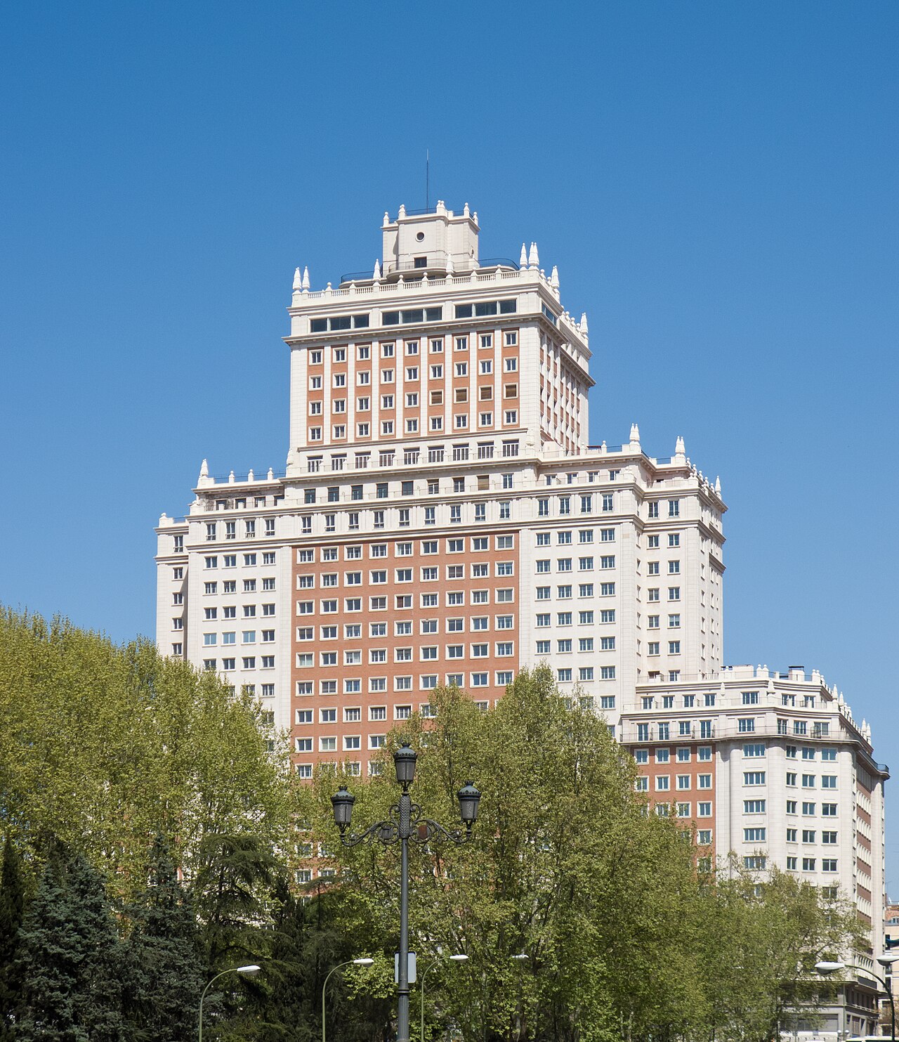 Edificio España, donde se encuentra la azotea del Hotel Riu, en Madrid